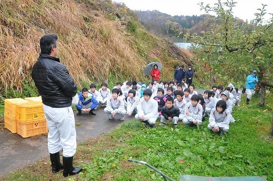 「世界のりんご園」に集まった生徒たちの写真