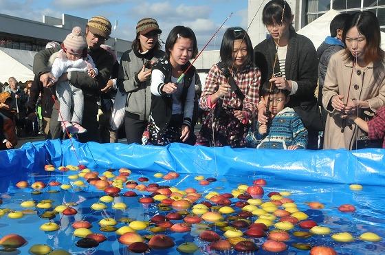 りんごを釣って遊ぶコーナーの写真