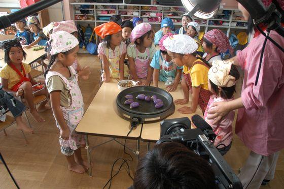 アケビの肉詰めを焼いている写真