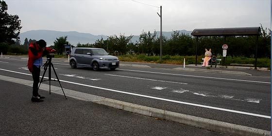 ウサヒとともにバス停でバスを待つシーンの写真2