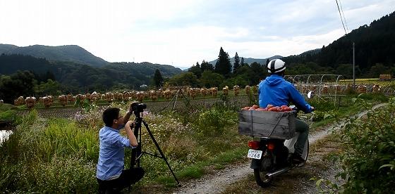 畦道をバイクで走行する最終シーンの写真