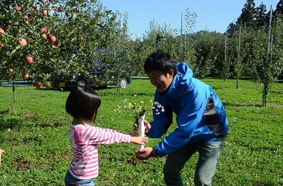 クランクアップ記念に子どもから主演に花束を渡す写真