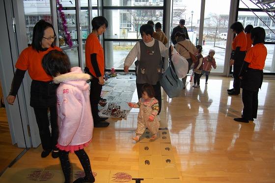 平成25年12月7日、創遊館で開催されたクリスマスこどものつどいに、集まってくる子どもたちの写真