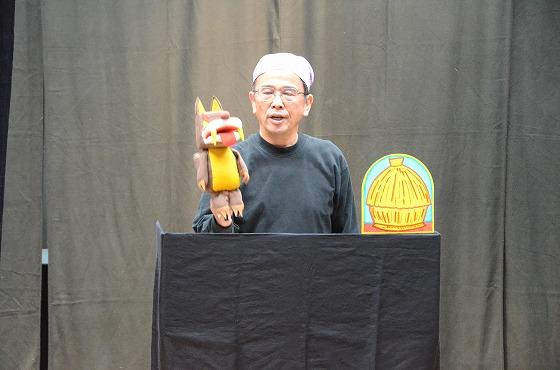 平成25年12月7日、創遊館で開催されたクリスマスこどものつどいで、人形劇団「ぐう・ちょき・ぱあ」のかたが人形を持っている写真
