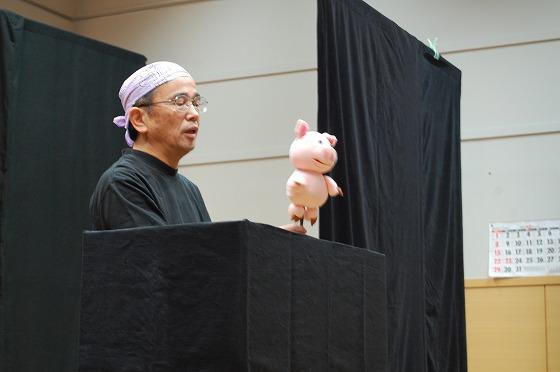 平成25年12月7日、創遊館で開催されたクリスマスこどものつどいで、人形劇団「ぐう・ちょき・ぱあ」のかたが人形を持って三匹の子ブタを演じている写真1