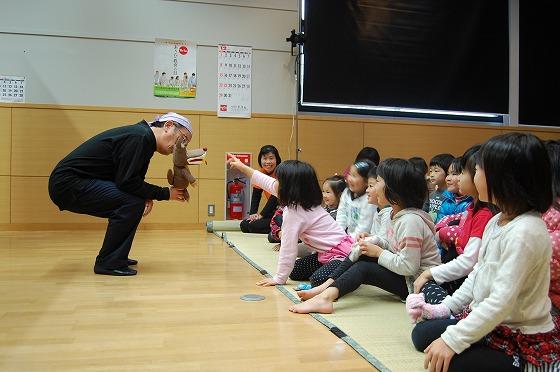 平成25年12月7日、創遊館で開催されたクリスマスこどものつどいで、人形劇団「ぐう・ちょき・ぱあ」のかたが人形を持って三匹の子ブタを演じている写真2