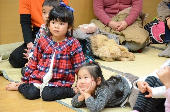 サンタが登場した舞台を見つめる子どもたちの写真