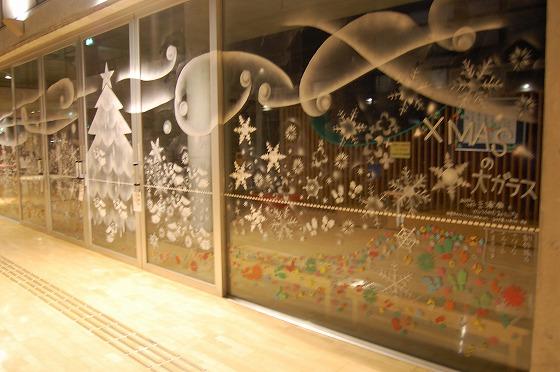 キッズクラス「でかいガラスに絵を書いちゃおう」で、完成した子どもたちの作品を写した写真