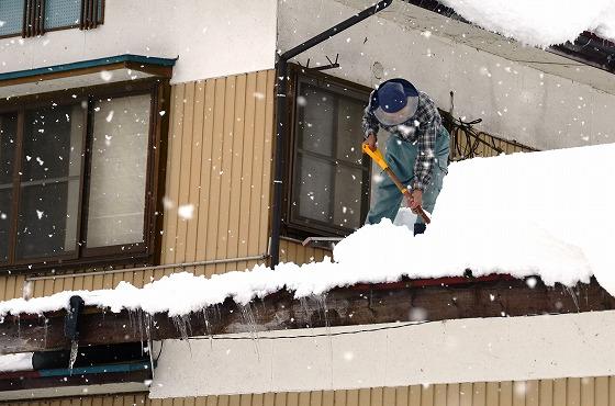 雪下ろしをする人の写真