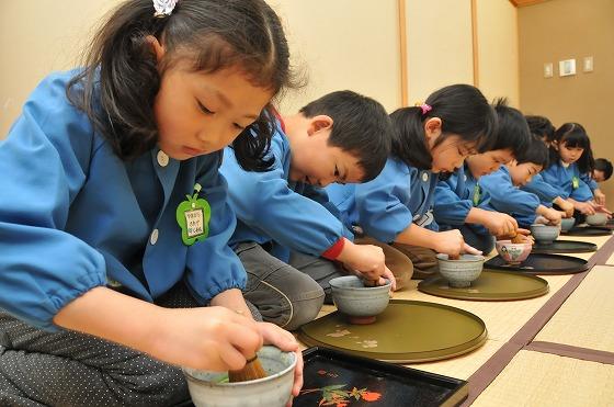 お茶をたてる年長園児達の写真