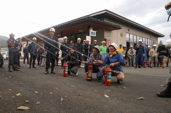 的を狙って消化器の放水している様子の写真
