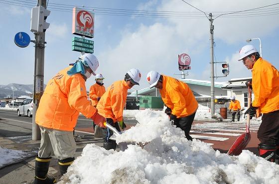 スコップで雪をかきわけている写真