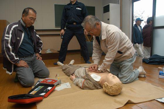 AEDを使った心肺蘇生等応急手当講習の様子の写真