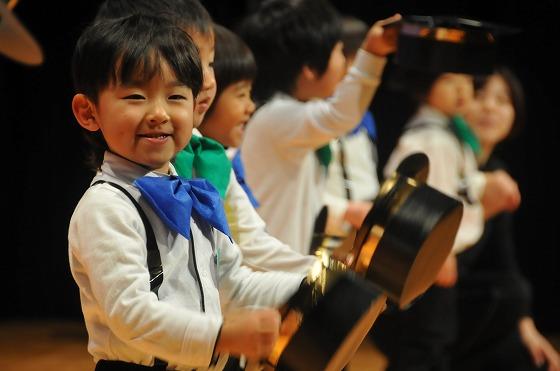 ダンスを披露する三歳児達の写真