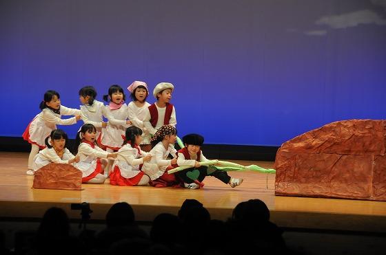 「おおきなさつまいも」の演劇発表する四歳児達の写真