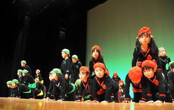 ピラミッド型の組体操を披露する五歳児の写真