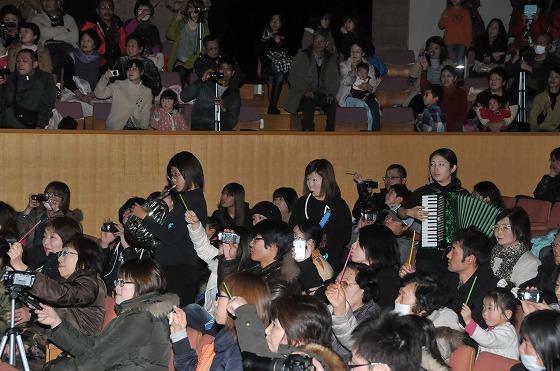 楽器を演奏する先生たちの写真