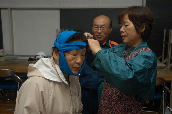 三角巾の使い方を学んでいる様子の写真