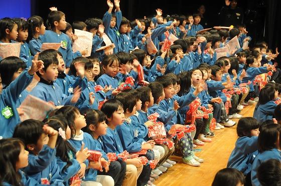 サンタクロースに感謝の気持ちを伝える園児達の写真