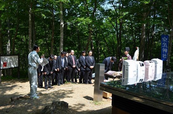 空気神社に空気清浄機の販売拡大を祈願する社員の写真