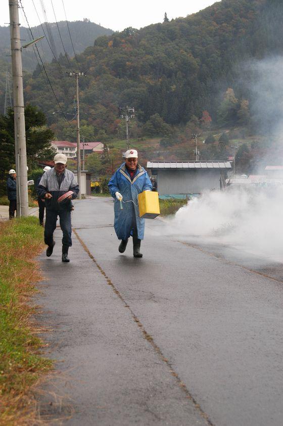 火事ぶれ通報訓練で音の出る道具で知らせている様子の写真