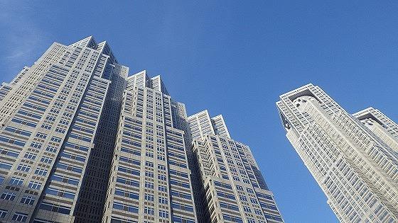 青空をバックにビルが並ぶ様子の写真