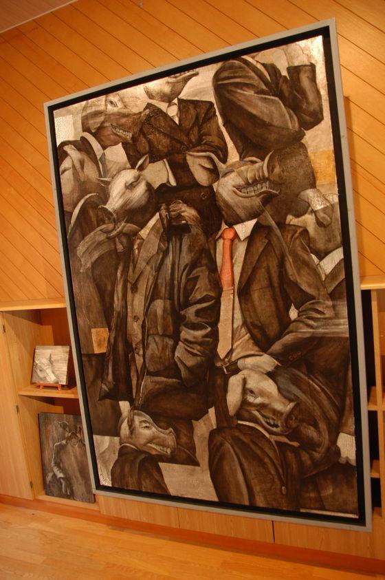 旧立木小学校に展示されている豚と群像をテーマにした絵画の写真