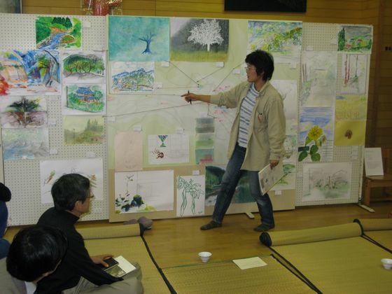 発表会で春から立木を歩いて発見した成果を発表する男性の写真
