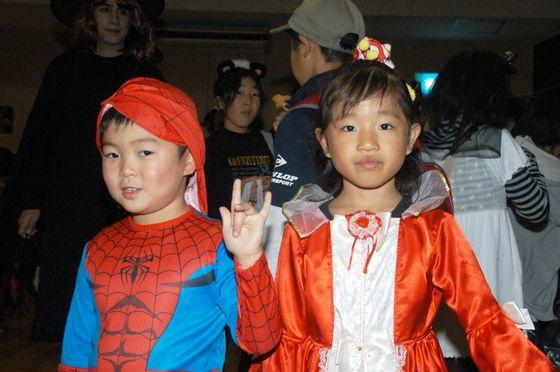 スパイダーマンみたいな仮装をする子供たちの写真