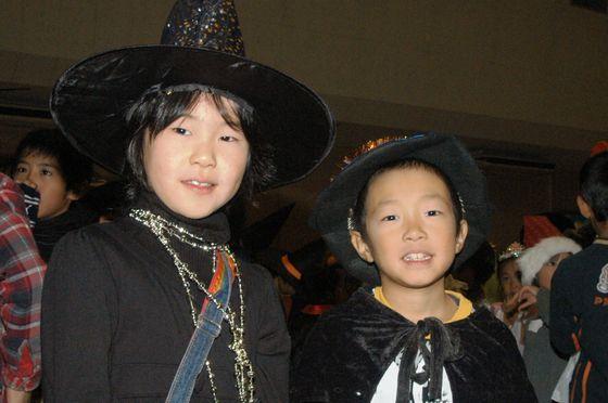 魔女みたいな仮装の子供たちの写真
