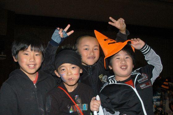 ハロウィン姿を楽しむ子供たちの写真