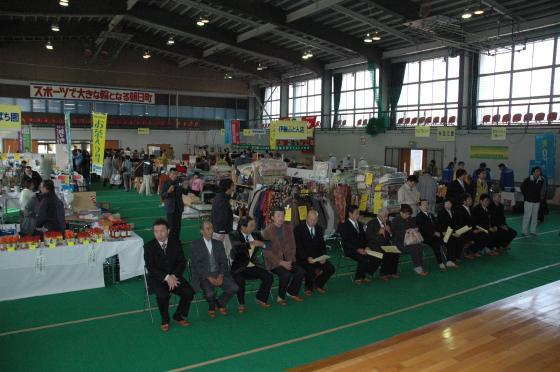 会場となった町民体育館が人々で賑わう様子の写真