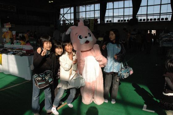 ももいろうさぎが子供たちみんなと記念撮影している写真