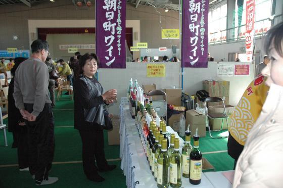 朝日町ワインの試飲・販売会の様子の写真