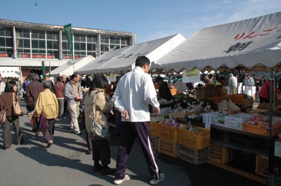 町民体育館隣駐車場での農産物等の直売の様子の写真