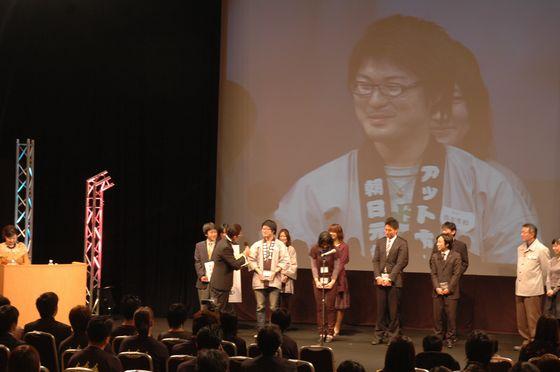 「やまがたふるさとCM大賞」の審査会で、はっぱの作品について、八波一起さんが質問している写真
