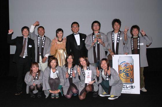 「やまがたふるさとCM大賞」の審査会で、司会のお二人と記念撮影している写真