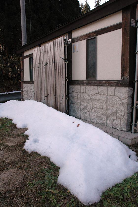 日陰に降った雪が残っている写真