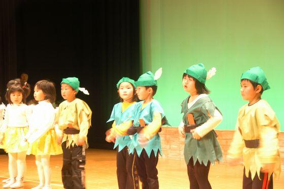 ピーターパンを演じる園児達の写真