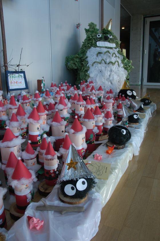 保育士と園児が自作したクリスマスオブジェの写真2