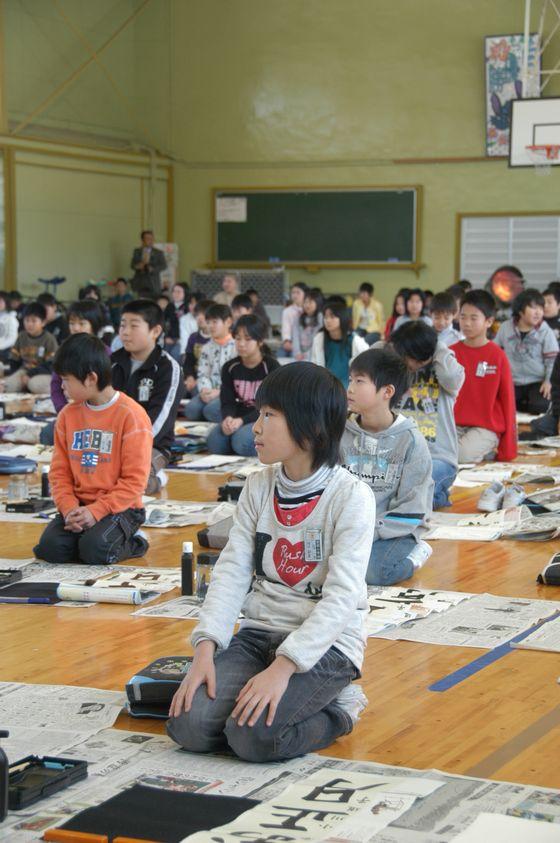 宮宿小書き初め大会で、校長先生の説明を聞き入る児童たちの写真