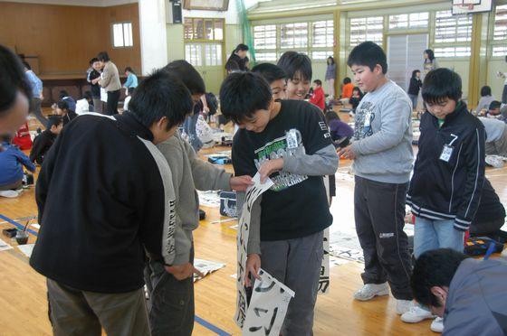宮宿小書き初め大会で書いた作品を見せ合っている児童たちの写真