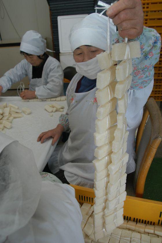 ひもにくくりつけられた米のかたまりの写真