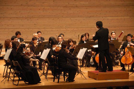 服部公一さんが編曲した『チェロと管弦楽のための最上川舟唄』の演奏の様子の写真