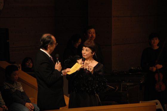 幕間で音楽の話をする服部さんと今井さんの写真