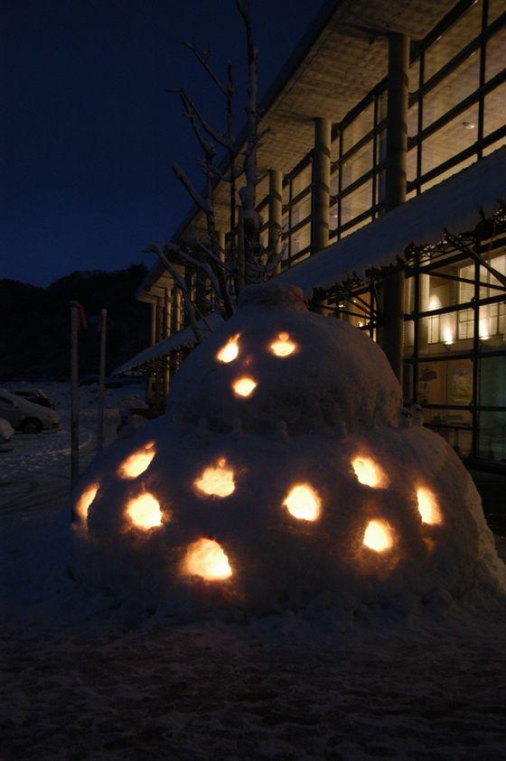 雪だるまの中のスノーランタンが夜に光っている写真1