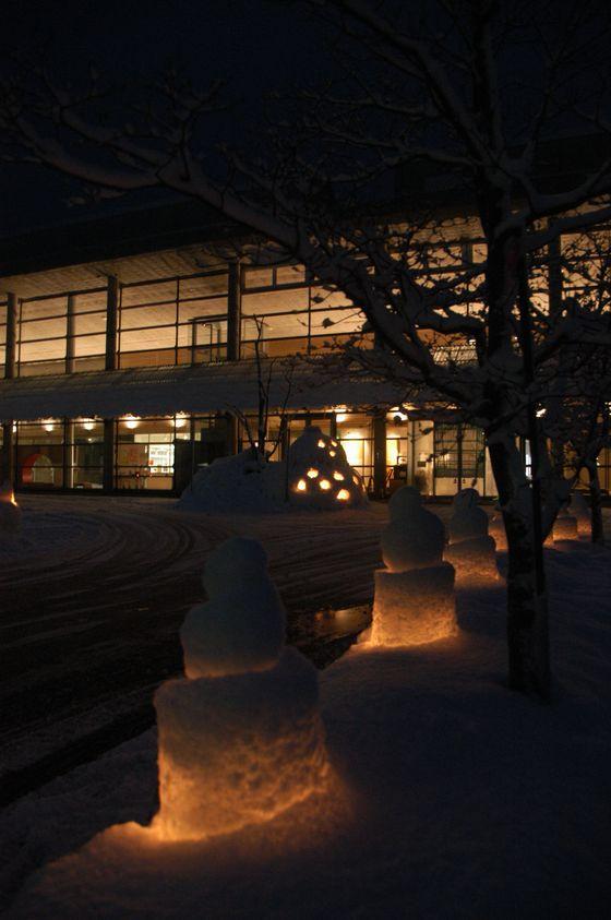雪だるまの中のスノーランタンが夜に光っている写真3