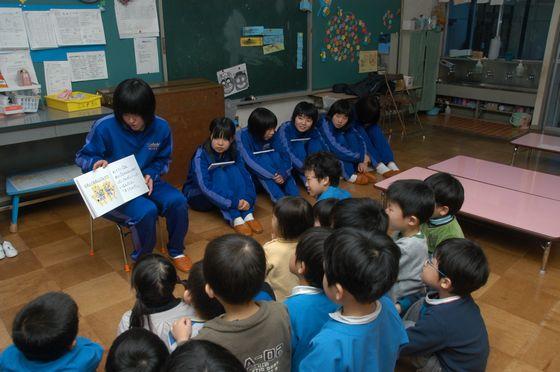 読み聞かせの様子の写真1