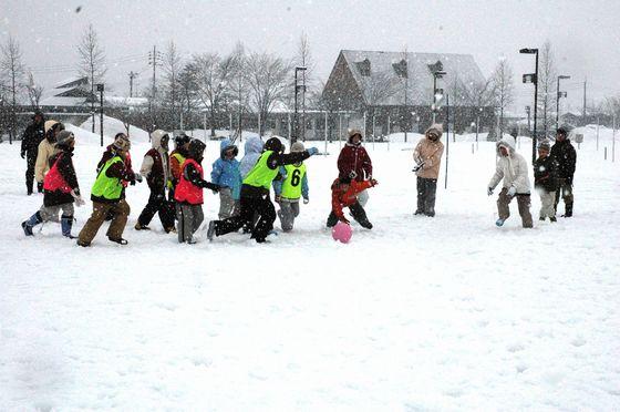 雪上サッカーの様子の写真1