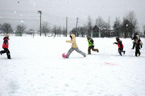 雪上サッカーの様子の写真2